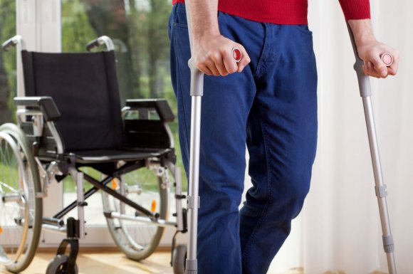 Transport d'un patient en béquilles pour une sortie d'hôpital à Beaune