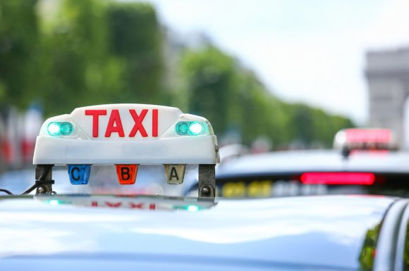 Taxi pour le transport d'une personne handicapée vers un centre de soins à Beaune