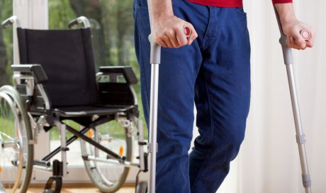 Transport d'un patient en béquilles pour une sortie d'hôpital à Beaune