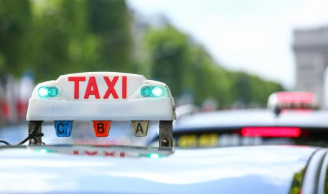 Taxi pour le transport d'une personne handicapée vers un centre de soins à Beaune